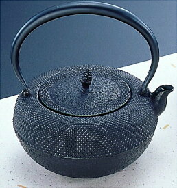 鉄瓶 9型 姥口アラレ 南部鉄器 南部鉄瓶 岩鋳 鉄分補給 IH対応 直火 ガス火 工芸品 国産 日本製 伝統工芸 ケトル 鉄やかん 鉄製 健康 和食器 プレゼント ギフト 贈り物 贈物 安い おしゃれ お手頃
