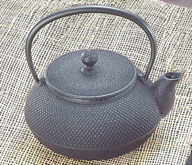 ＼南部鉄器の老舗「岩鋳」製品！／ 南部鉄器 岩鋳 急須 5型アラレ キッチン用品 調理器具 ティーポット ホーロー仕上げ 琺瑯 国産 工芸品 伝統工芸 プレゼント 贈り物 贈物