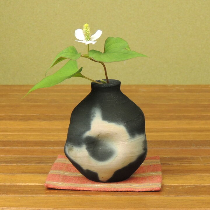 楽天市場】竹炭黒陶焼 ミニ花瓶 一輪挿し 花入れ 萩焼 : 萩焼工房 土和窯