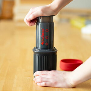 AeroPress Go Travel Coffee Maker�G�A���v���X �S�[ �g���x�� �R�[�q�[ ���[�J�[��p�y�[�p�[�i350�����j�����������s��A�E�g�h�A�V�[���ȂǊO�o��ł̒��o�ɂ�������