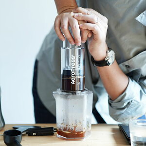 AeroPress Coffee Maker ClearGAvX R[q[[J[ NApy[p[tB^[100藷sAEghAV[Ȃ Ooł̒oɂ߁yXyVeBR[q[50g I}P