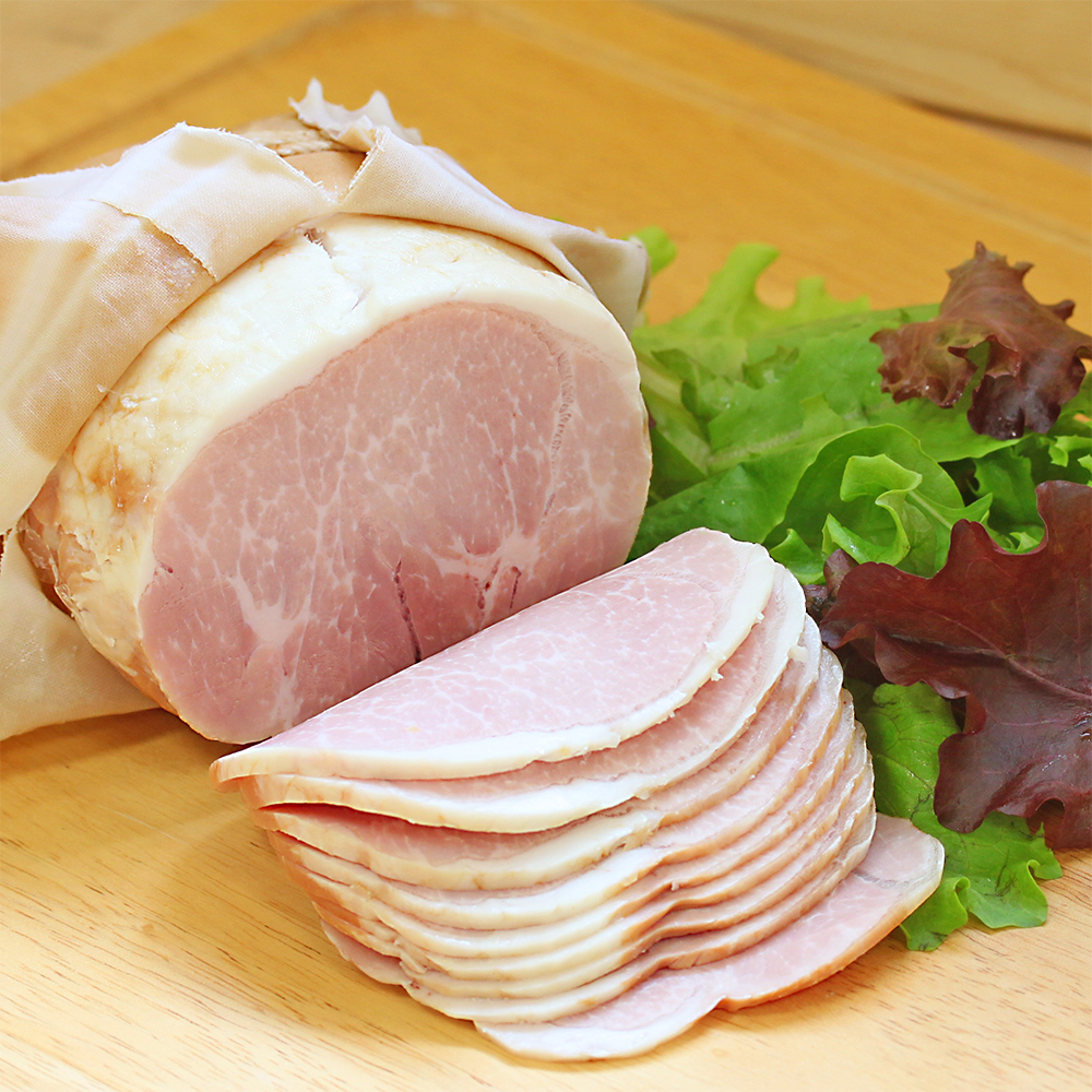 茨城県産 つくば豚使用 あす楽対応。長期熟成、炭火乾燥、桜の薪での燻煙で味わい豊かに脂身とろける美味しさがワンクラス上の食卓に。 つくば豚ロースハム-650g 筑波ハム 国産豚 茨城県産
