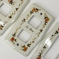 優雅な薔薇が取り囲む(*^_^*)ラビアンローズ陶器スイッチプレート　1穴・2穴・3穴【コンセントプレート/…