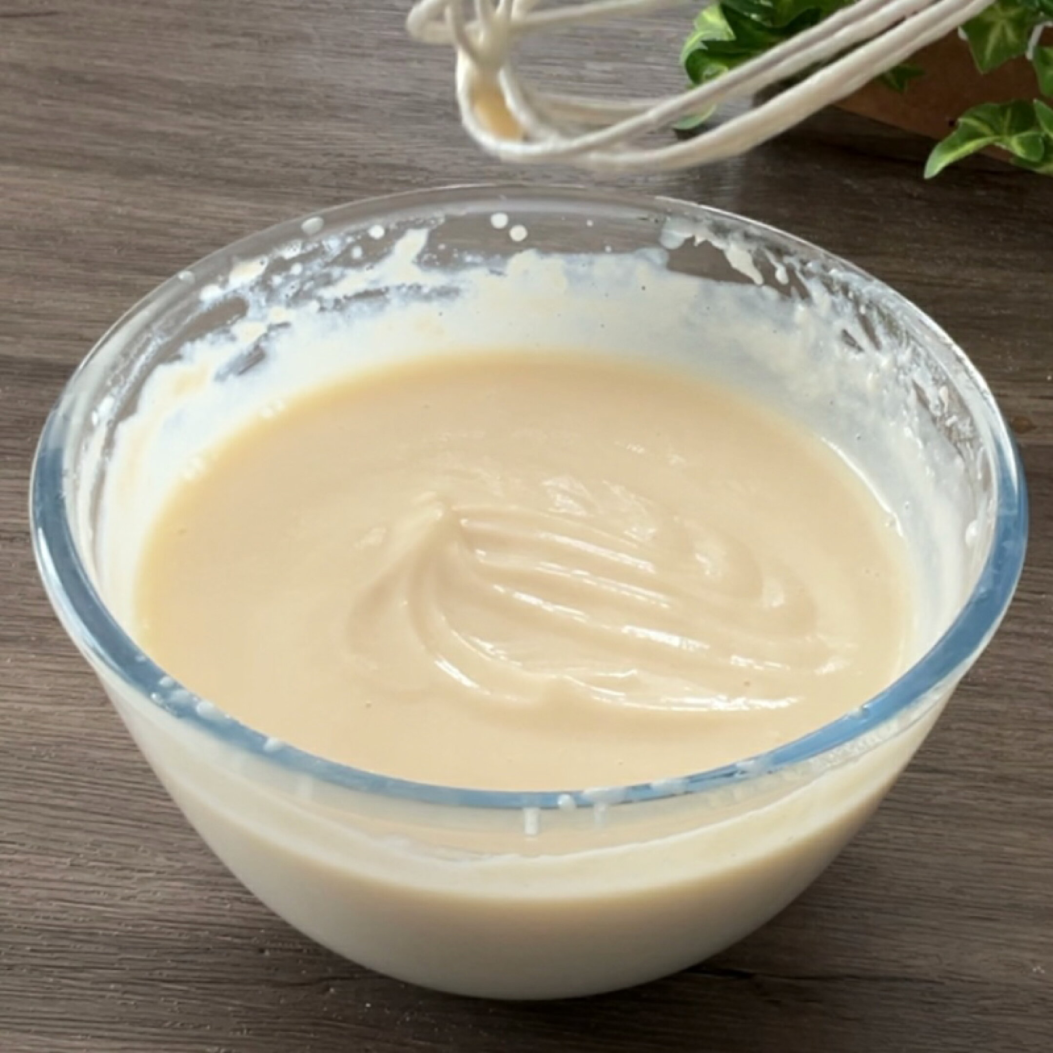 ⑧：ゆるく角が立つようになるまで混ぜたら、③の上に流し入れ、さらに冷蔵庫で2時間ほどしっかり冷やしておく。