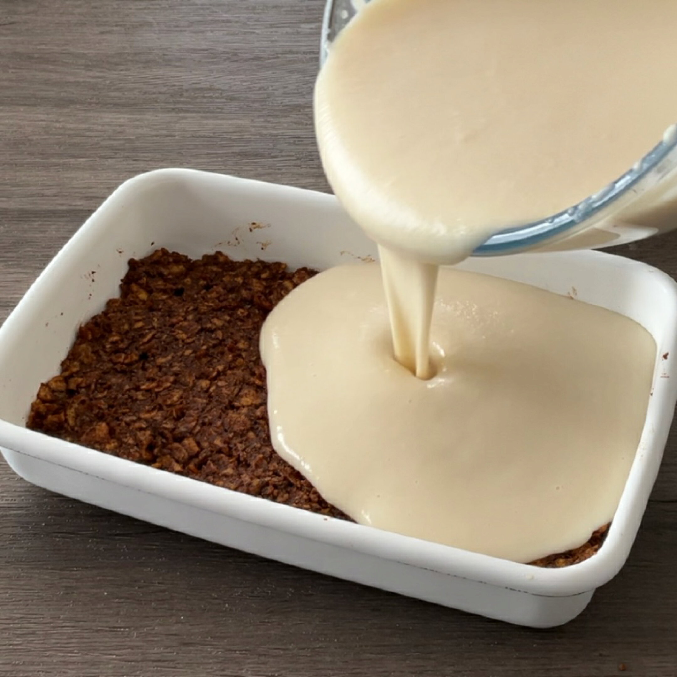 ⑧：ゆるく角が立つようになるまで混ぜたら、③の上に流し入れ、さらに冷蔵庫で2時間ほどしっかり冷やしておく。