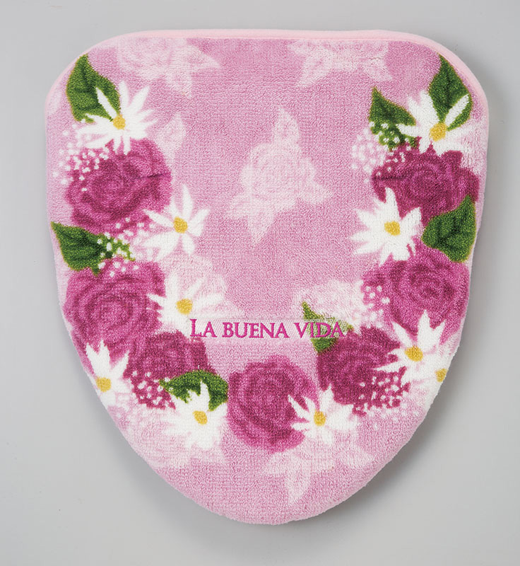 気品あるバラが咲き誇る トイレ空間の格調を引き上げます 洗浄暖房用 フタカバー ブエナヴィーダ マゼンタ が大特価 最大67％オフ！ オシャレ 上品 ピンク 花柄