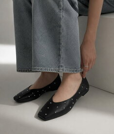 【20%OFFクーポン対象】パンプス レディース 秋 スタッズ スクエアトゥ 柔らかい 歩きやすい 痛くない ローヒール フラット オフィス 通勤 仕事 きれいめ カジュアル おしゃれ ブラック ホワイト 黒 白 秋冬 オールシーズン 22.5〜25cm [7497]