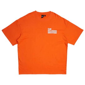 [正規品 無料ラッピング可] DEUS EX MACHINA ( デウスエクスマキナ ) / 半袖 Tシャツ / TEAM DEUS TEE - GOLDEN POPPY / DMP231741A/ メンズ サーフブランド オレンジ