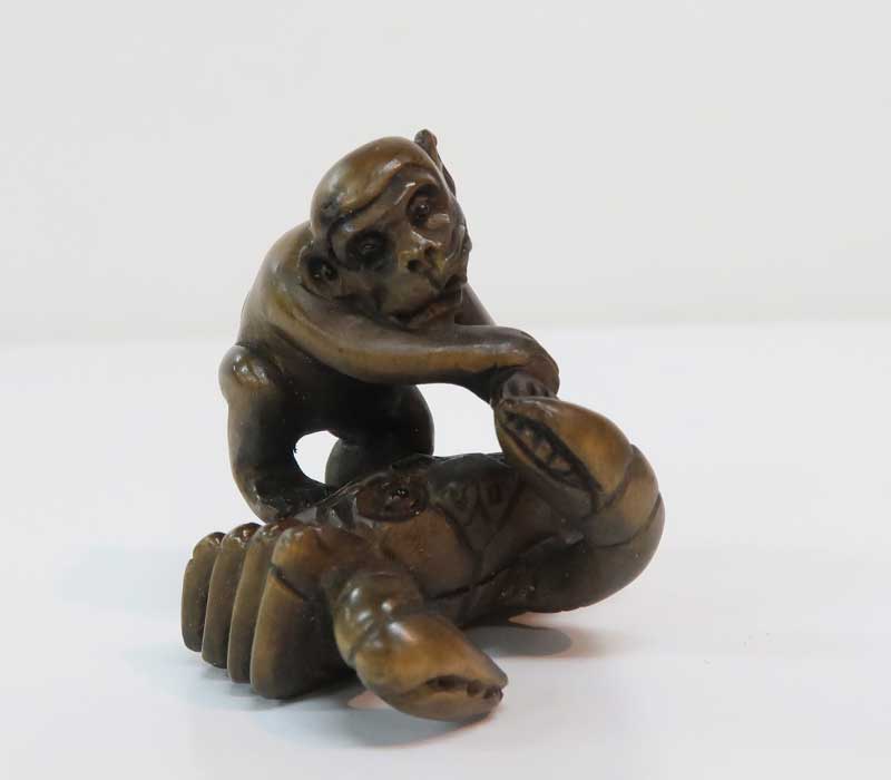 縁起物 猿とかに 根付 【SALE／87%OFF】 リアルで繊細な彫り 大人気新作 ～猿とかに～一刀彫 素材：柘植 木彫り