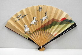 ＜茶道具・お稽古 扇子＞令和8年　干支扇子　「夜明けの白馬」　5寸(女性向)　溜塗　新年の福引やプレゼントにも。　女子用　午　馬　レディース