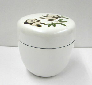 <茶道具・茶器、棗>中棗 白塗 笹にパンダの絵 樹脂製(プラスチック製) かわいいパンダが蒔絵されましたお棗です