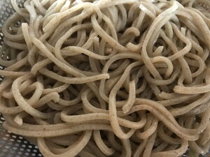 令和6年産!!北海道産・玄挽きそば粉【1kg】※ロール挽きそば粉