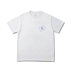 �o�X�P�b�gT�V���c �E�F�A �A�N�^�[ AKTR 15TH ANNIVERSARY SPORTS TEE WHITE �yMEN'S�z