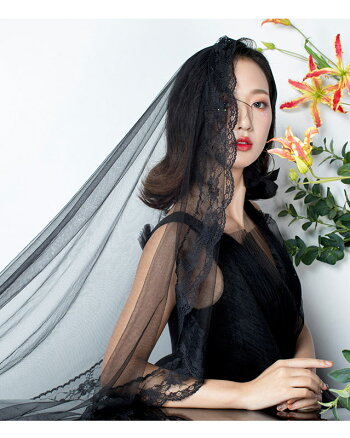 楽天市場 ブライダルベール 黒 個性的 高級ベール ブラック セミロング ベールダウン ベールアップ ゴシック 結婚式 ウエディングベール 海外撮影 髪飾り 刺繍付き 優雅 コスプレ 透明感 130cm Unique Weddings