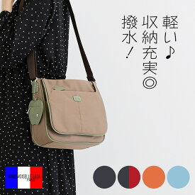 ZAZA ショルダーバッグ ナイロン フラップ リンゴチャーム付き レディース ショルダーバック バッグ 斜めがけ 軽量 ナイロン 60代 70代 80代 ファスナー 撥水 ポケット コンパクト 収納 バック 通帳 お薬手帳 黒 お出かけ プレゼント ザザ