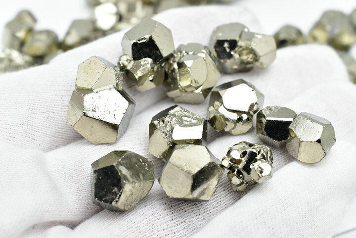 楽天市場】◇商品動画あり◇パイライト 黄鉄鉱 AAAAA ミニ結晶 セットM  