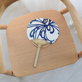 【utatane×注染工房 日本製小幅生地使用 竹うちわ 国産 等間しじら ぼかしネイビー糸菊】竹骨うちわ　団扇 注染 本染め にじみ 手染め ぼかし 奈良の職人さんの手染め ブランド 民芸品 メイドインジャパン made in japan