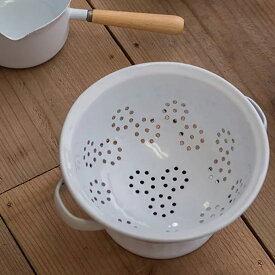 【10％OFF】コランダー ホーロー S 23cm ざる ボウル 水切り 食器 キッチン用品 容器 無地 白 赤縁 青縁 シンプル 取っ手 足付き スタンド 琺瑯 ほうろう キッチン 台所 北欧 インテリア おしゃれ