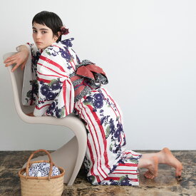 【ニコアンティーク 高級変わり織 浴衣3点セット 赤のバンブーストライプと菊影絵】みんなと違う浴衣を着よう！個性派きものブランドNicoAntiqueの2025年新作 フリーサイズ 浴衣セット（ゆかた・帯・下駄）ニュアンスカラーレトロ 上質 うたたね 国産生地