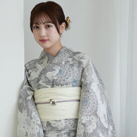 【ひよこ商店 高級変わり織 浴衣3点セット 銀灰色に菊爛漫】 人気着物ブランドの昭和レトロくすみカラー コットン100％ フリーサイズ 浴衣セット（ゆかた・帯・下駄）ですぐお出かけ ニュアンスカラーレトロ 上質 国産生地 国内染色