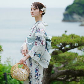 【utatane 高級変わり織 浴衣3点セット　グレーに百合片寄せ】ここでしか買えない昭和初期アンティーク復刻版 フリーサイズ 浴衣セット（ゆかた・帯・下駄）ですぐお出かけ 上質 うたたね 国産生地 国内染色