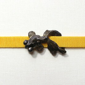 帯留め 数-SUU- 和装小物 日本製 和アクセサリー 金魚 ギフト プレゼント 墨黒系 女性 ガンメタ 銀 出目金 金魚すくい 浴衣 夏 贈り物 誕生日 個性的 専用豪華ボックス 着物 帯 国産 ハンドメイド レトロモダン
