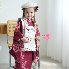 【ひよこ商店 kids 七五三 着物 3歳 女の子 ベレー帽つき被布フルセット 元禄梅模様×えんじの絞り柄】 人気着物ブランドの七五三お祝い着セット（被布コート・着物・重ね衿・長襦袢・半衿・巾着・草履・ベレー帽・足袋）レトロ 3歳女子 子供 キッズ 販売