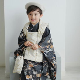 【10％OFF】【ひよこ商店 kids 七五三 着物 3歳 男の子 ベレー帽つき被布フルセット ベージュ金彩×墨黒の菊重ね】 人気着物ブランドの七五三お祝い着セット（被布コート・着物・重ね衿・長襦袢・半衿・信玄袋・雪駄・ベレー帽・足袋）レトロ 大正浪漫 3歳男子 子供 キッズ