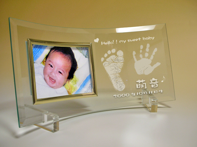 出産祝いに赤ちゃんの手形 足形フォトフレーム 人気提案 手形 足形をガラスに彫刻ガラスフォトフレーム長方形 写真立て 赤ちゃんの出産祝い 出生証明書 格安販売中 メモリアル にどうぞ 手型 記念品 足型ギフト ベビー