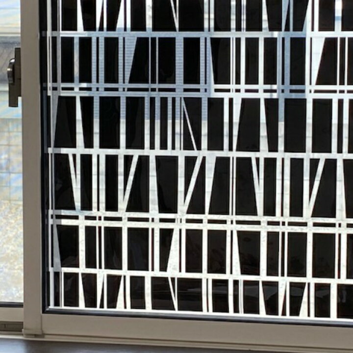 楽天市場 窓ガラスフィルム 窓 目隠し シート 窓用フィルム おしゃれ お得な90cm巾 ガラスシート ステンドガラス インテリア 浴室 幾何学 レトロ シール 黒色 黒 ブラック トイレ フィルム 出窓 飛散防止 ドア 大正ロマン かわいい アンティーク 防災 ウィンドウフィルム