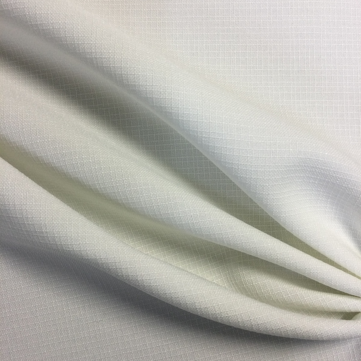 毎日激安特売で 営業中です 公式ショップ 素材はポリエステル100％ 生地巾140ｃｍ×1Ｍあります 白無地の生地です 細かい格子の織柄が美しい生地です