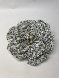 ベラコサージュです。中心にはビーズをあしらっています。服生地を使用しています。裏側はピンと、クリップ付なので、いろいろな用途にご使用いただけます。