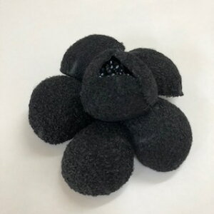 ベラコサージュです。服地を利用したコサージュなので、生地の厚みが少しあります。生地は表面がループ加工になっていて、1枚の花弁を丸く加工したものなので、可愛らしいです。立体感
