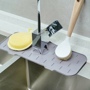 スポンジ置き 2個セット!蛇口水切りマット シリコン ラック 蛇口 マット 水切りマット 水栓パッド 水垢落とし カビ防止 軽量 抗菌 キッチン用 台所用品 乾燥用マット 水切り 水滴防止 マッ