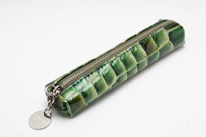 【LAMOM DICLASSIS】ペンケース 革製 牛型押しゴールド仕上げエナメル加工 グリーン
