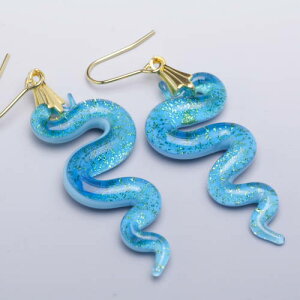 ベネチアングラス ピアス スネーク スカイブルー セクシー、妖艶を演出するなら、やっぱり蛇 ベネチアングラス 職人の技をご堪能ください
