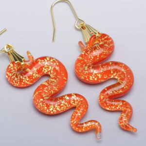 ベネチアングラス ピアス スネーク オレンジ セクシー、妖艶を演出するなら、やっぱり蛇 ベネチアングラス 職人の技をご堪能ください