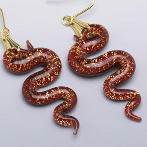 ベネチアングラス ピアス スネーク レッド セクシー、妖艶を演出するなら、やっぱり蛇 ベネチアングラス 職人の技をご堪能ください