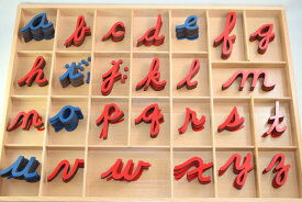 モンテッソーリ　切り抜きアルファベット 筆記体、ブルー&レッド　♪小、箱入り♪　Montessori Cursive Movable Alphabet 知育玩具