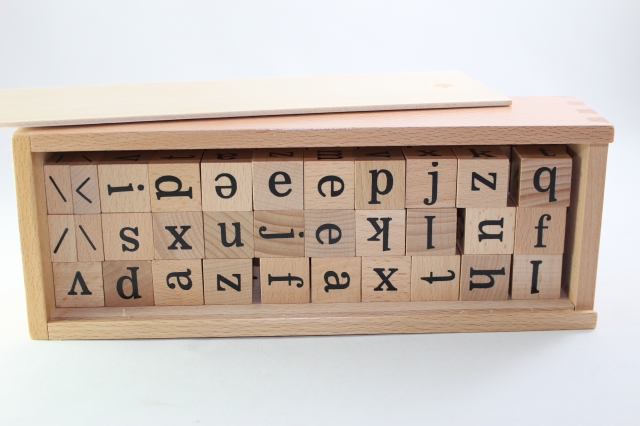 モンテッソーリ 木製アルファベット・ブロック Montessori Wooden Alphabet Blocks 知育玩具