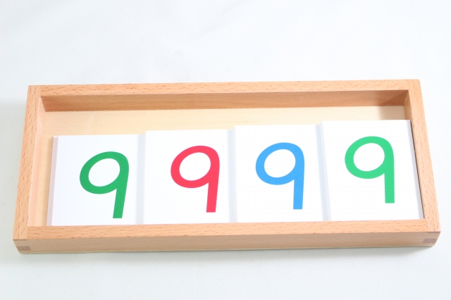 モンテッソーリ 数字カード1-9000 ♪大♪ プラスチック製、木箱入り  Montessori Large Plastic Number Cards 1-9000