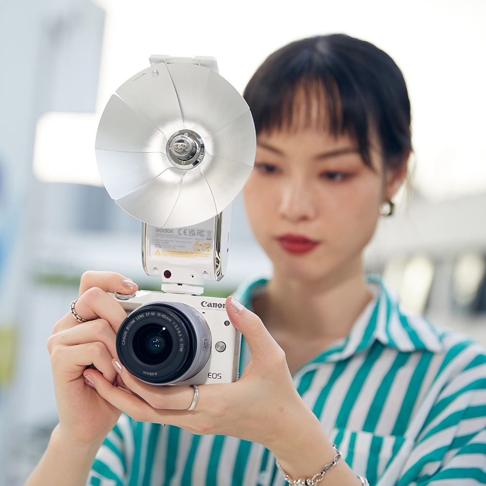 Godox Lux Senior レトロカメラフラッシュ GN14 1700mAh 6000K±200K色温度 自動/手動フラッシュモード  ポータブル折りたたみ式リフレクター ソニーキヤノンニコン富士オリンパスペンタックスカメラ用 スピードライト | vitopal