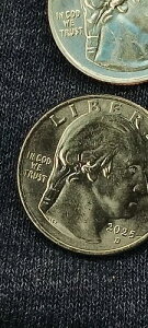 2025 D ���V���g�� �N�H�[�^�[�h�� �R�C�� �G���[�uIn Cod We Trust�v �W�F���~���g �_�C�G���[