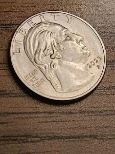 �󏭂ȃW�����B�^�E�C�_�[�� 2023�N�N�H�[�^�[ P �~���g�G���[�R�C���uIn Cod We Trust�v