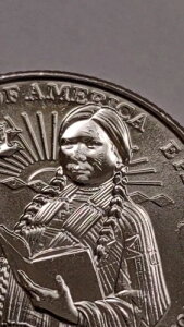 2024�N Zitkala-Sa �A�����J���E�E�B�����Y�E�N�H�[�^�[�E�v���O���� �X�J�[�t�F�C�X CUD �G���[�E�_�C�E�`�b�v�E�u���u