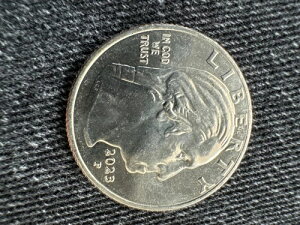 �󏭂ȃW�����B�^�E�C�_�[�� 2023�N�N�H�[�^�[ P �~���g�G���[�R�C���uIn Cod We Trust�v