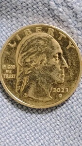 2023�N D�G���[�uIn Cod We Trust�v�W�����B�^�E�C�_�[�������p�N�H�[�^�[�B�󏭕i