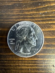 2024 D �W�g�J���E�T ���V���g�� �N�H�[�^�[ �G���[�R�C���uIn Cod We Trust�v