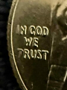 �G���[ - 2023 D - Jovita Idar ���f�B�[�X �N�H�[�^�[ �uIn Cod We Trust�v�N���X�}�[�N-