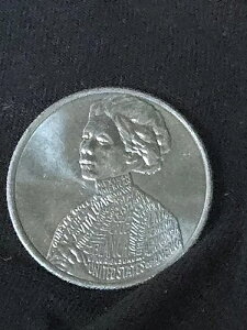 2023 D �~�X�v�����g �E�B�����Y �N�H�[�^�[ �W�����B�^�E�C�_�[�A�uIn Cod We Trust�v�~�X�v�����g